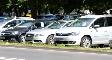 Koniec z autokomisem pod Starostwem? Nawet 17 aut dziennie czeka na kupców