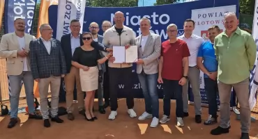 Złotów zbuduje dwa kryte korty tenisowe. Minister przywiózł decyzję o dofinansowaniu