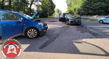 Trzy osoby w szpitalu po zderzeniu na skrzyżowaniu w centrum wsi!