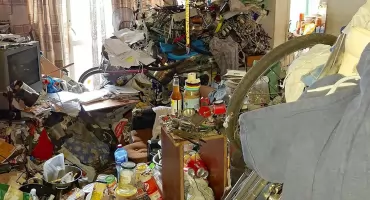 Słoiki z odchodami, tony jedzenia i odrzucający fetor! 