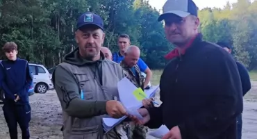 Łowili całą noc nad jeziorem. 16 wędkarzy walczyło o zwycięstwo na Kacku