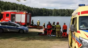 Dramat nad jeziorem Łąkie. Ponad półtorej godziny walczyli o życie mężczyzny